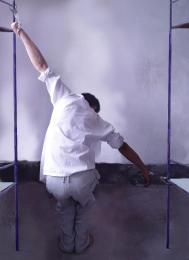 酷刑演示：将法轮功学员的手一高一低地铐在两张床之间，使其保持着向一侧弯腰，身子不能站直的姿势。