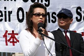 2006年4月20日胡锦涛与布什总统会面当天，苏家屯集中营惨案两名证人皮特和安妮，公开站出来指证中共劳教所发生大规模活体摘取法轮功学员器官牟取暴利的罪恶。