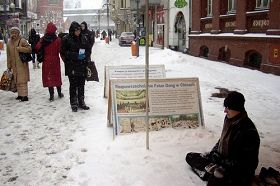 大雪中，法轮功学员在卡托维兹展示功法，传播真相
