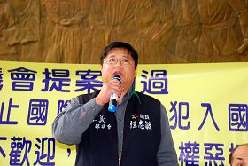 县议员汪志敏表示以今天通过的议案来宣告全世界维护人权