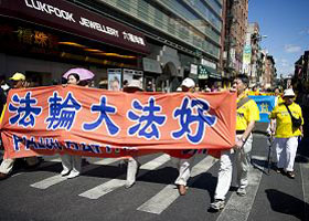 法轮功学员在纽约举行大游行（图）
