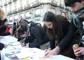 西班牙民众签名声援反迫害