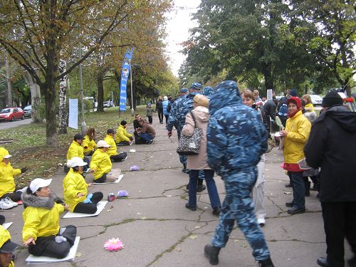 图1：乌克兰部份大法弟子在扎波罗热市的城市日举办洪法讲真相活动。