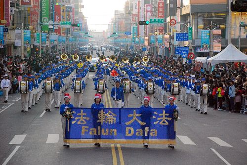 图1-5：由二百五十位法轮功学员组成的天国乐团参加了国际管乐节踩街演奏，壮观整齐的队伍赢得嘉义市民的热烈欢迎