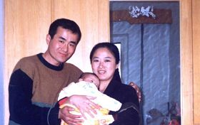 曲辉和妻子刘新颖以及他们的孩子曾经幸福的家庭