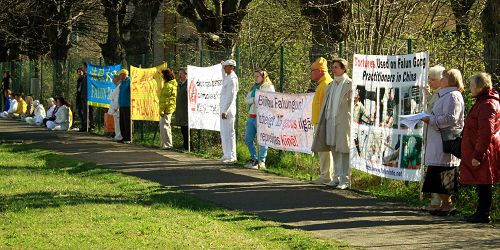 拉脱维亚法轮功学员在中共使馆前抗议迫害