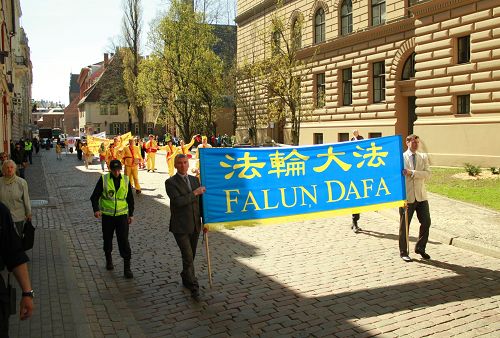 法轮功学员的游行队伍经过拉脱维亚政府大楼
