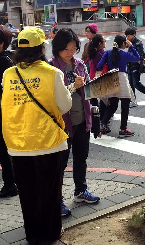 煕来人往的台北市民，停下脚步提笔联署，纷纷表达对良心正义的支持