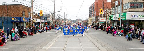 图1：法轮大法代表队多伦多天国乐团在伊陶碧谷圣诞节大游行中