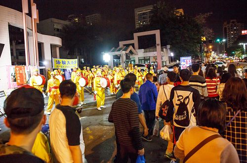 中国新年年假期间，在高雄最繁华的巨蛋商圈—瑞丰观光夜市，法轮功活泼亲切的腰鼓队表演，吸引了很多民众和大陆游客驻足观赏。