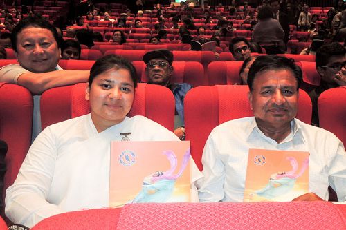 Yogendra Kumar Garg博士（右）与女儿Ms.Shivika Garg一同观赏神韵晚会。观赏后他们一同盛赞：“神韵展现强大的正能量可以改变观众，是神的选择。”