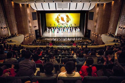 图：四月十二日，神韵纽约艺术团结束嘉义场民雄演艺厅第三场演出，也为在台湾巡回演出划下完美的句点，图为演员谢幕。