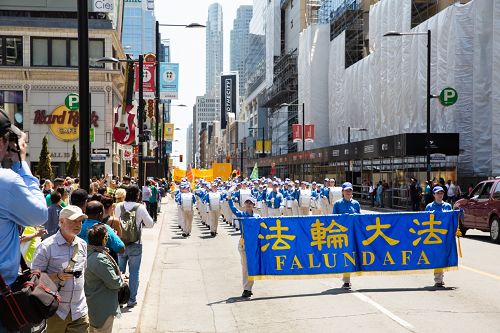 图1-8：加拿大多伦多法轮功学员于二零一五年五月十七日中午举行大游行，庆祝法轮大法弘传二十三周年。