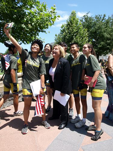 二零一五年七月十六日，佛罗里达州国会众议员伊丽安娜‧罗斯-雷婷恩（Ileana Ros-Lehtinen）与“骑向自由”的部分骑手们在美国国会山西草坪自拍合影。