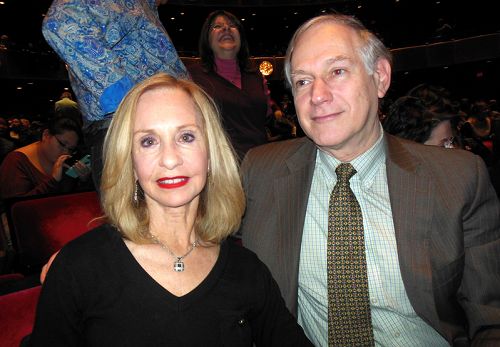 金融公司总裁珊迪凯斯勒女士与律师朋友PHILIP ORNER一起于1月17日在纽约林肯中心观看神韵演出