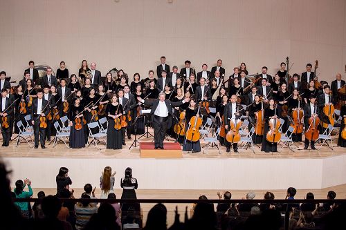 '图2：神韵交响乐团十月二日在高师大演出结束时，指挥米兰·纳切夫与演奏家谢谢观众热情的掌声。'