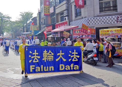 '图1：天国乐团应邀参加二零一六幸福台湾节活动，游行经过鹿港镇知名的观光老街。'