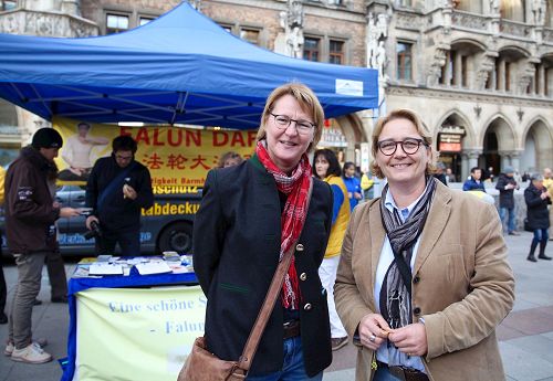 '图14：女教师Palme（左）和护士Sonnleiter在慕尼黑玛琳广场签名声援法轮功学员反迫害。'