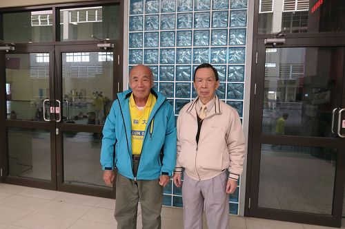 '图2：八十三岁的赖玉坤（左）和七十六岁的赖文科（右）学炼法轮功神采奕奕。'