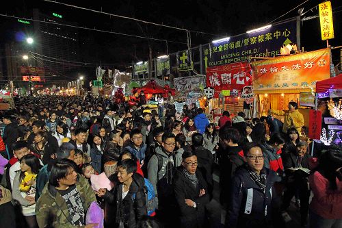 法轮功学员在维园年宵市场开设的真相摊位，大受民众欢迎。