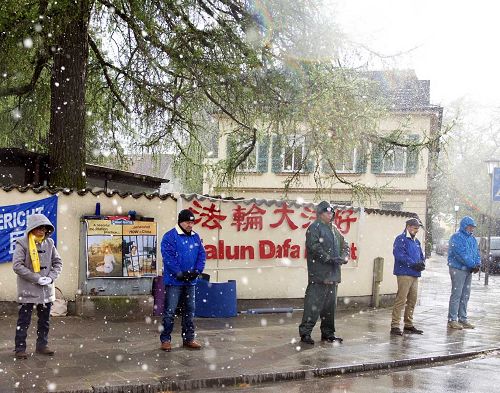 法轮功学员在风雪中坚持抗议活动