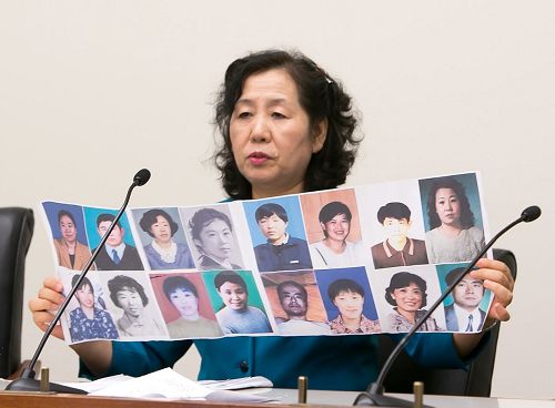 从大连抵美的法轮功学员王春彦展示了她熟识的被迫害致死的法轮功学员的照片。