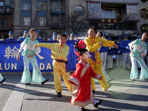 图2：图为伍均祥的大女儿（左后方正在跳舞的女孩）、三儿子（中间穿黄色炼功服正在跳舞的男孩）和小女儿（前面穿旗袍正在跳舞的小女孩）在二零零七年一月十四日中午，旧金山举行的声援一千七百多万中国人退出中共的庆祝活动中表演舞蹈。