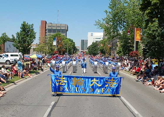 多伦多法轮功团体参加两市节日游行