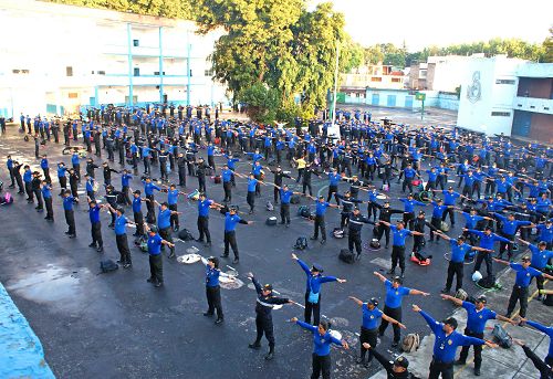墨西哥警校六百多名警察学炼法轮功