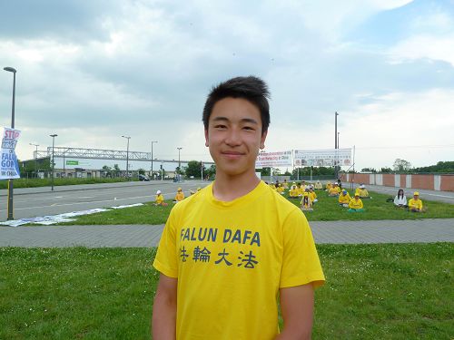 十六岁的科学英才黎焱，于二零一六年六月在法国斯特拉斯堡欧洲议会大楼前为中国法轮功学员请愿。
