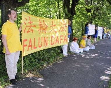 图1-2：法轮功学员在中共驻拉脱维亚使馆前抗议迫害