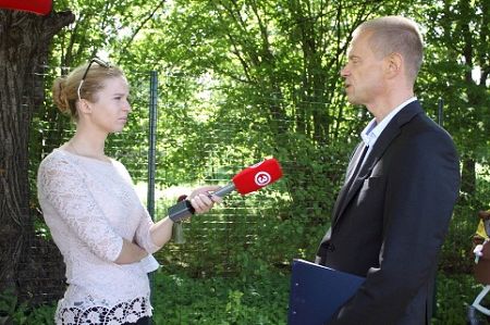 图3：拉脱维亚电视台国际频道TV3的记者采访法轮功学员