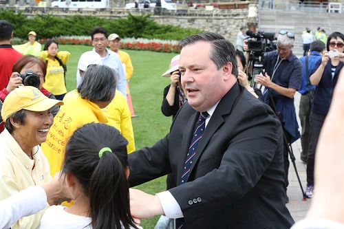 '图6：资深国会议员Jason Kenney周四（九月二十二日）现场支持法轮功，多次用中文说：“法轮大法好！”并和法轮功学员握手。'