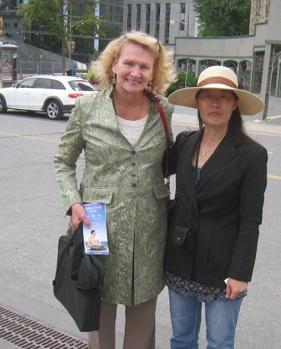 '图6：加拿大国会议员Karen McGrimmon女士（左）和法轮功学员合影'
