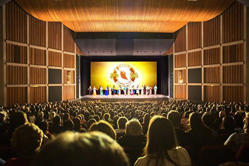 2016年12月30日晚神韵世界艺术团在著名的汉密尔顿剧院（Hamilton Place Theater）的首场演出。