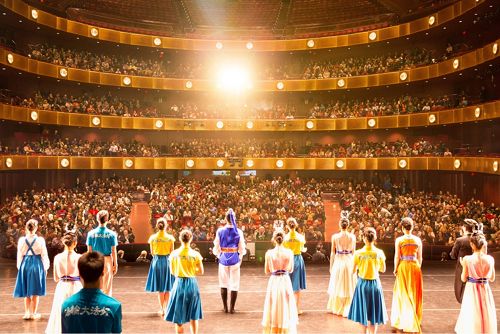 图1-2：神韵国际艺术团在纽约林肯中心大卫寇克剧院的演出持续爆满。图为二零一七年一月十三日和十五日演出爆满的盛况。