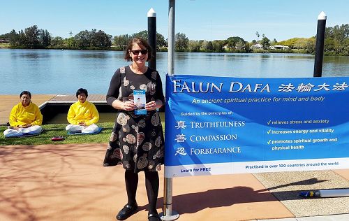 '图7：珍妮·罗伯特（Janine Roberts）在Taree镇市议会支持法轮功反迫害'
