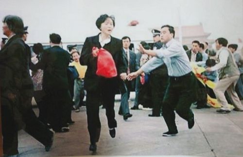 陈春美女士二零零零年九日三十日在天安门广场高喊“法轮大法好！”被四个便衣警察追击的现场照片
