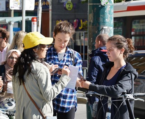 '图1～5：2017年9月30日，多伦多法轮功学员在市中心的33个大街的十字路口举行营救中国亲人的征签活动。'