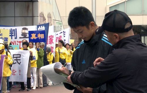 '图1～6：游行队伍所经之处，日本民众签名支持。'