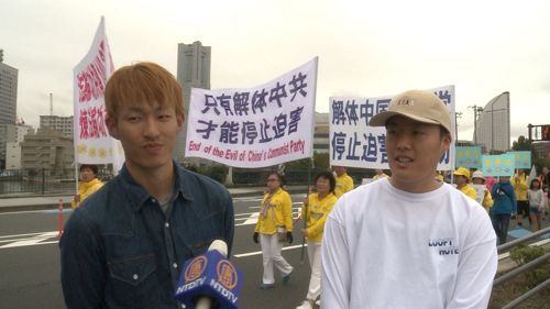 '图7：两位日本青年谴责迫害法轮功'