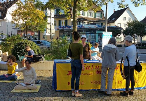 '图1～2：法轮功学员在德国西南边陲小城威尔市（Weil am Rhein）举办了法轮功信息日'