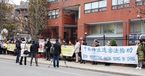 '图1：多伦多法轮功学员在中领馆前举行集会，要求总理特鲁多访华期间向中国政府提出停止迫害法轮功，并要求释放关押的加拿大公民及十二位加拿大人的亲属。'