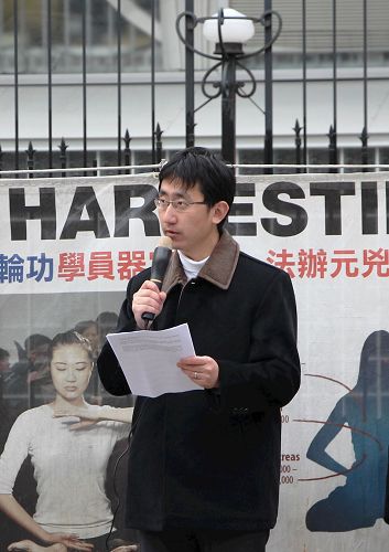 '图3：多伦多法轮功学员李喆呼吁释放在大陆受迫害的父亲李晓波。'