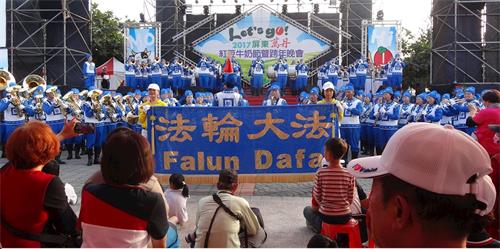 '图3：天国乐团在万丹红豆节的舞台上表演。'