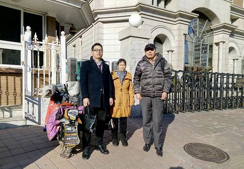 二月十七日两位律师同滑连有家属到天津监狱管理局控告、投诉。'