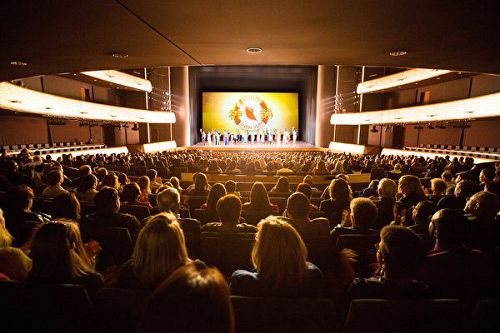 '图1：2017年1月28日下午，美国神韵世界艺术团在德州达拉斯AT&T表演艺术中心温斯皮尔歌剧院的首场演出大爆满，全部门票售罄，并临时开放原本不出售的五楼座位。'