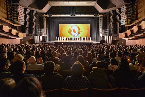 '图5：2017年1月31日晚，神韵巡回艺术团在温哥华伊丽莎白女皇剧院的最后一场演出再度爆满。'