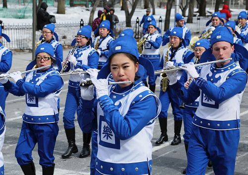 '图1～3：由法轮功学员组成的天国乐团应邀参加加拿大首都渥太华举行的第三十五届圣派翠克节大游行。'
