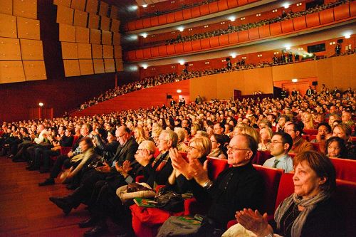 '图1：二零一七年三月十一至十三日，神韵世界艺术团在意大利米兰阿尔钦博第剧院（Teatro